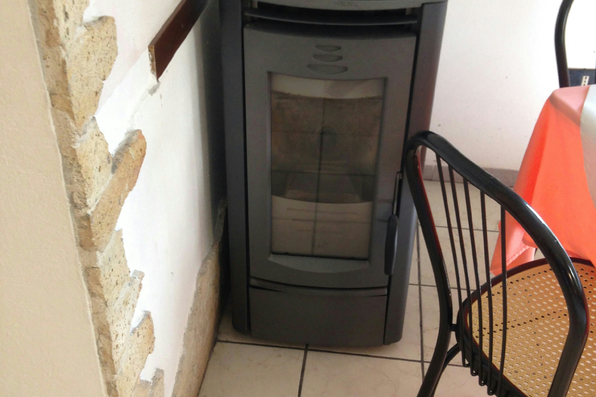 Un errore comune con la stufa a pellet aumenta i consumi e rende il riscaldamento inefficace in casa