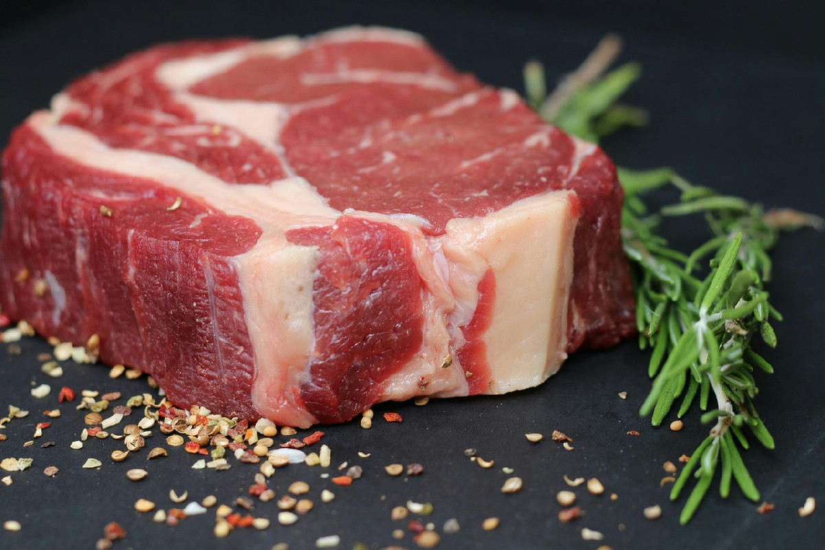 Evitare carne rossa, burro e vino dopo i 50 anni favorisce salute e longevità nel tempo