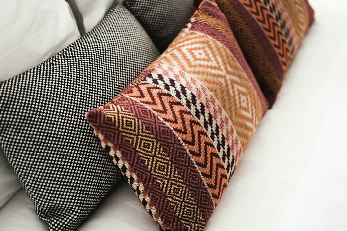 Rinnovare la casa riutilizzando l’imbottitura dei vecchi cuscini: idee pratiche e sostenibili